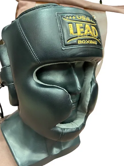 Шлем Leaders с защитой скул и подбородка Black\Gold