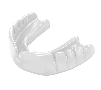 adiBP30 Капа одночелюстная Opro Snap-Fit Mouthguard белая (размер Junior)